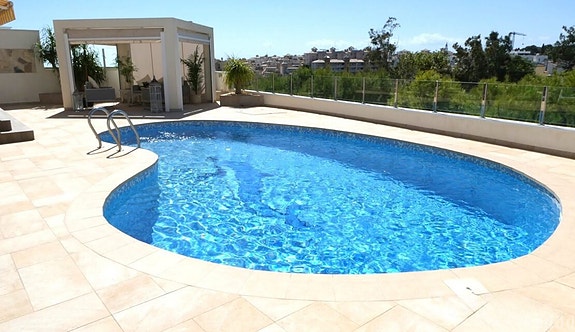 Stor og renovert villa med 4 soverom, basseng og flott uteområde i Los Dolses