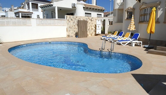 Stor og renovert villa med 4 soverom, basseng og flott uteområde i Los Dolses