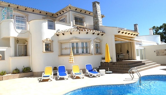 Stor og renovert villa med 4 soverom, basseng og flott uteområde i Los Dolses