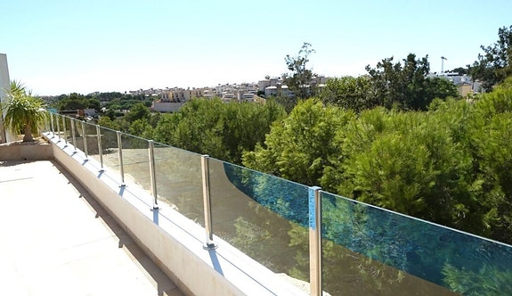 Stor og renovert villa med 4 soverom, basseng og flott uteområde i Los Dolses