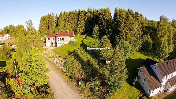 Einervegen 1A ligger med flott utsikt mot Heggesåsen og Guldbergaunet på øverste rad i blindveien Einervegen