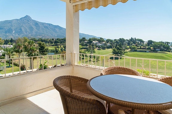 Renovert penthouse med 3 soverom og 2 bad - Terrasse med panoramautsikt mot sjø og fjell