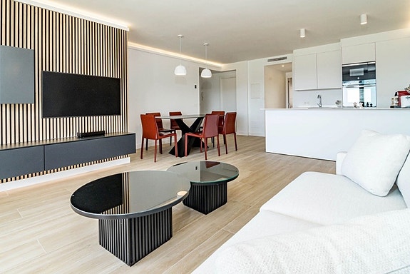 Renovert penthouse med 3 soverom og 2 bad - Terrasse med panoramautsikt mot sjø og fjell