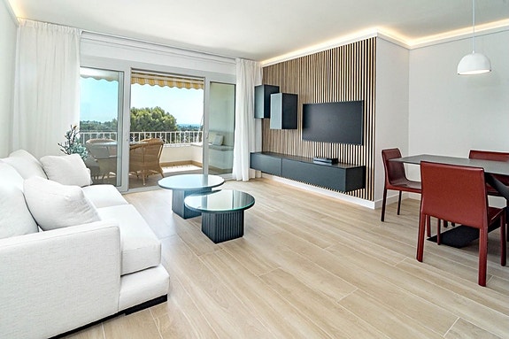 Renovert penthouse med 3 soverom og 2 bad - Terrasse med panoramautsikt mot sjø og fjell