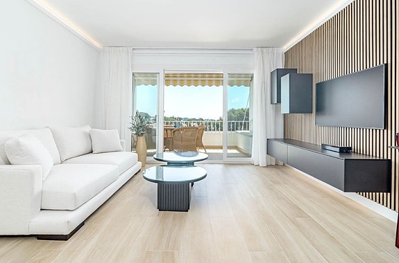 Renovert penthouse med 3 soverom og 2 bad - Terrasse med panoramautsikt mot sjø og fjell