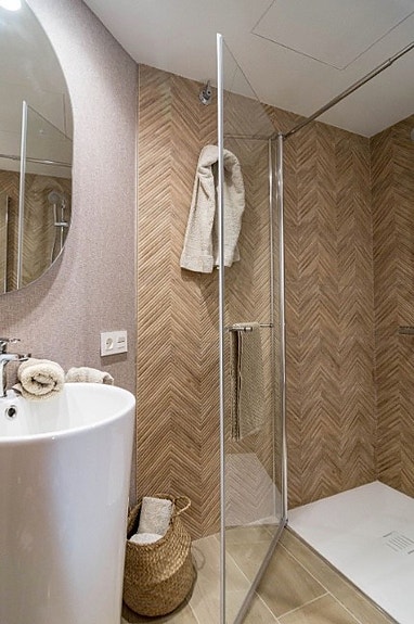 Renovert penthouse med 3 soverom og 2 bad - Terrasse med panoramautsikt mot sjø og fjell