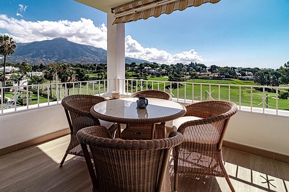 Renovert penthouse med 3 soverom og 2 bad - Terrasse med panoramautsikt mot sjø og fjell