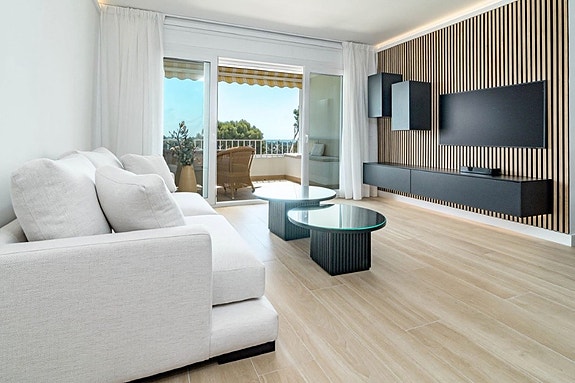 Renovert penthouse med 3 soverom og 2 bad - Terrasse med panoramautsikt mot sjø og fjell