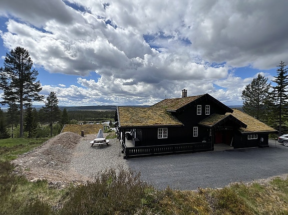 Velkommen til Furutangen hytteområde og denne fantastiske flotta hytta med ypperlig beliggenhet i Tømmersvingen 1!