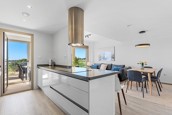 SOLGT! Moderne sørvendt leilighet | Romslig terrasse og god beliggenhet | Fullt møblert!