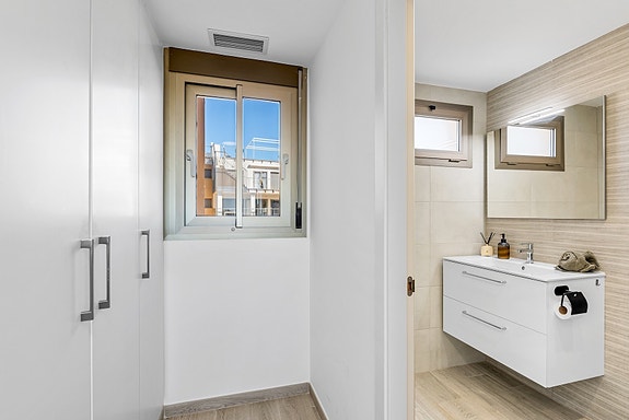 SOLGT! Moderne sørvendt leilighet | Romslig terrasse og god beliggenhet | Fullt møblert!