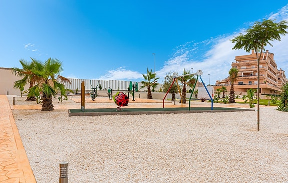 SOLGT! Moderne sørvendt leilighet | Romslig terrasse og god beliggenhet | Fullt møblert!