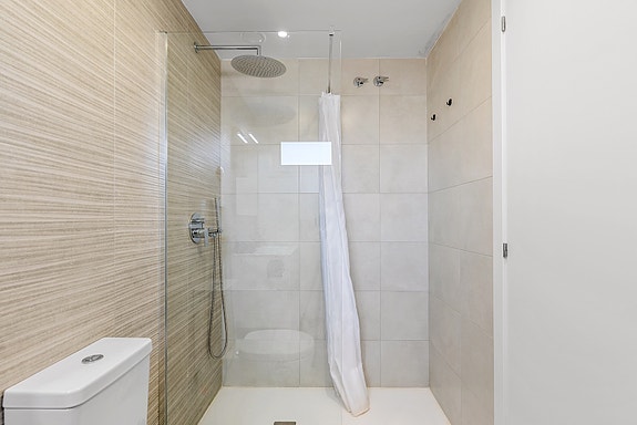 SOLGT! Moderne sørvendt leilighet | Romslig terrasse og god beliggenhet | Fullt møblert!