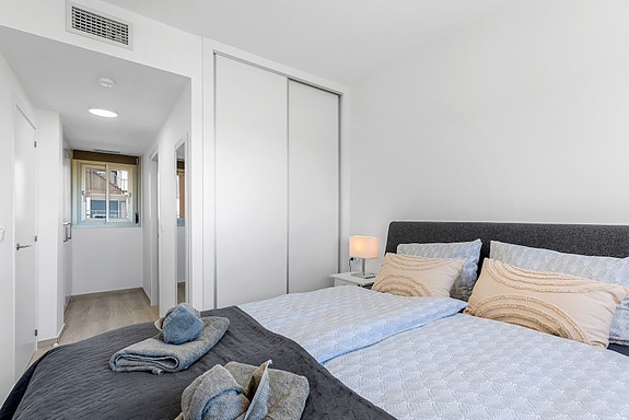 SOLGT! Moderne sørvendt leilighet | Romslig terrasse og god beliggenhet | Fullt møblert!