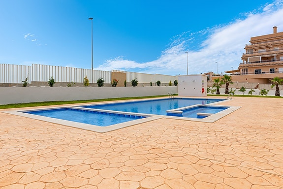 SOLGT! Moderne sørvendt leilighet | Romslig terrasse og god beliggenhet | Fullt møblert!