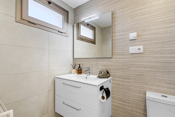 SOLGT! Moderne sørvendt leilighet | Romslig terrasse og god beliggenhet | Fullt møblert!