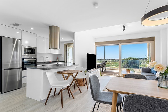 SOLGT! Moderne sørvendt leilighet | Romslig terrasse og god beliggenhet | Fullt møblert!