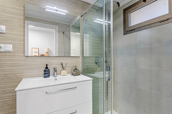 SOLGT! Moderne sørvendt leilighet | Romslig terrasse og god beliggenhet | Fullt møblert!