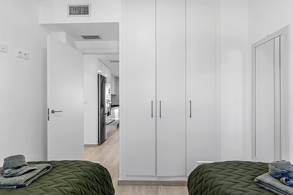 SOLGT! Moderne sørvendt leilighet | Romslig terrasse og god beliggenhet | Fullt møblert!