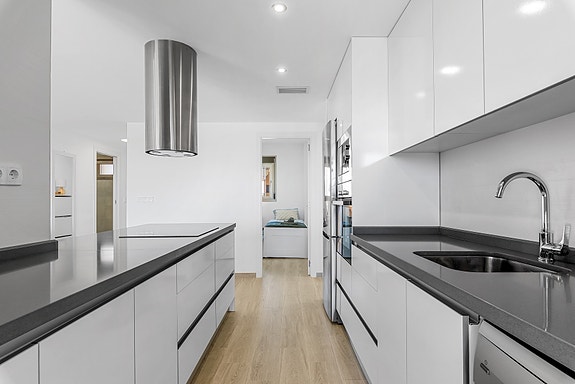 SOLGT! Moderne sørvendt leilighet | Romslig terrasse og god beliggenhet | Fullt møblert!