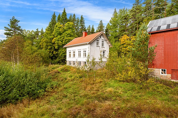 Velkommen til et småbruk beliggende i idylliske omgivelser ved Myra på Vegårshei.