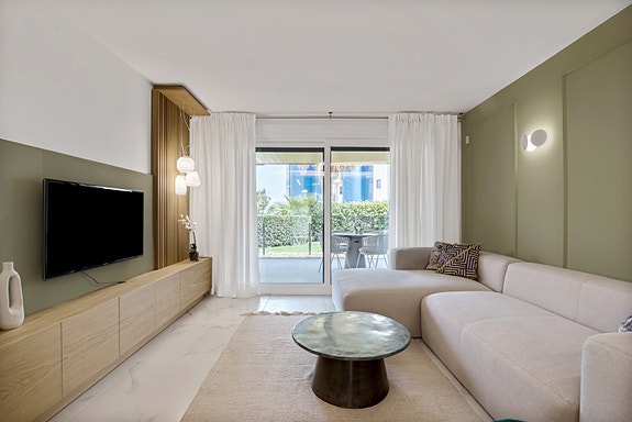 KUN 250 m til strand | Ny leilighet med eksklusive kvaliteter | 3 soverom | Stor terrasse og hage | Parkering