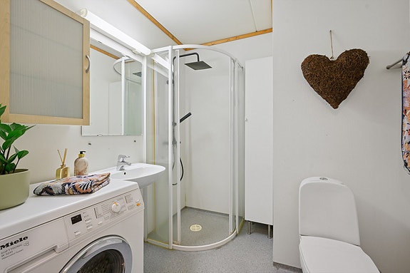 Baderommet har plass og opplegg til vaskemaskin