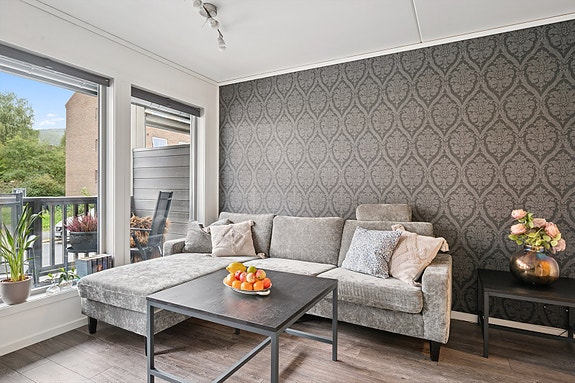 God plass til sofagruppe med tilhørende møblement