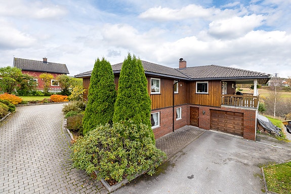 Stramt og fint uteareal. Parkering rett frem