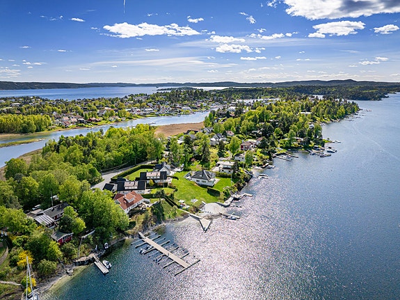 Her bor du i pakt med havet, omkranset av frodig vegetasjon og et rolig nabolag.