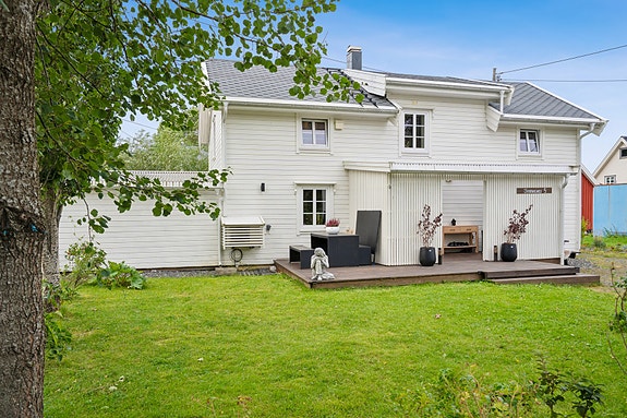 Velholdt og koselig enebolig med flott uteområde.