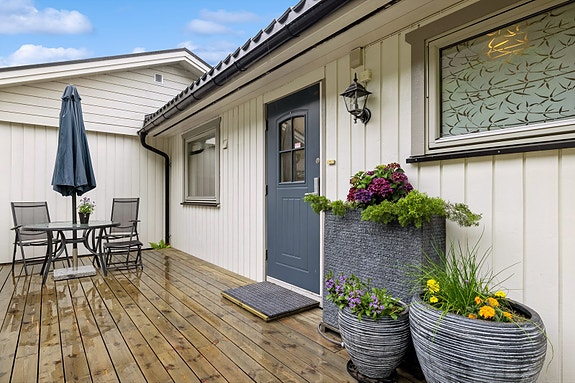 Pent opparbeidet platting ved inngangspartiet.