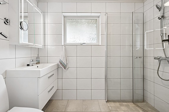 Pent baderom renovert i 2012 og holder god standard.