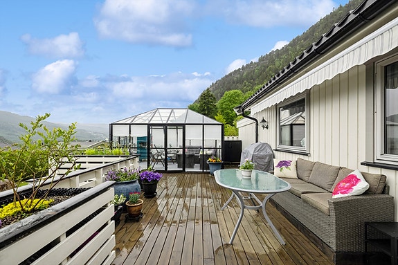Stor terrasse med oppført vinterhage!