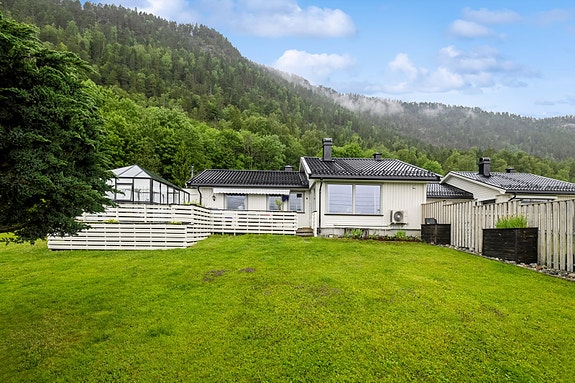 Furubakken 50 har en attraktiv beliggenhet i et rolig og etablert boligområde på Solbergmoen i Drammen kommune.