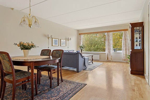 Velkommen til Øvre Flatåsveg 1B - en romslig 2-roms i toppetasje!