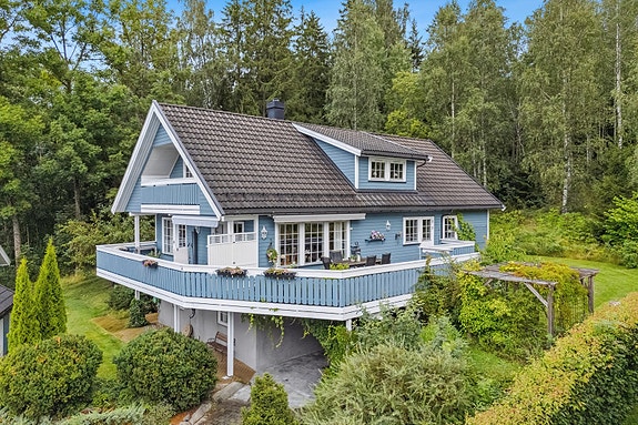 Gramheimlia 24 er den perfekte familiebolig innerst i en blindvei med pent opparbeidet hage, solrike terrasser, dobbelgarasje ca. 2 km. fra Ås sentrum.