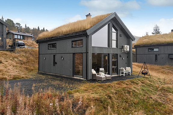 Velkommen til Rugdevegen 20 - en moderne fjellhytte der kvalitet og håndverk står i sentrum. Jeanette A. Eriksrød i DNB Eiendom har gleden av å ønske velkommen til visning - her får du oppleve en hytte som virkelig har alt.