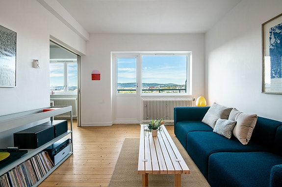 Velkommen inn i en nydelig toppleilighet i Schouterrassen 22, presentert av Tinholt Eiendomsmegling!