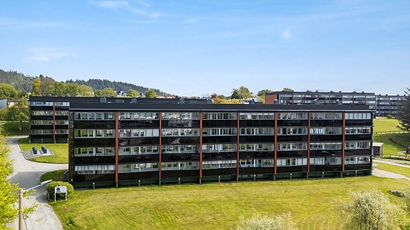 Velkommen til Vidars gate 31A - En tiltalende og praktisk 3-roms andelsleilighet beliggende i trivelige omgivelser på Rossabø/Hemmingstad!
