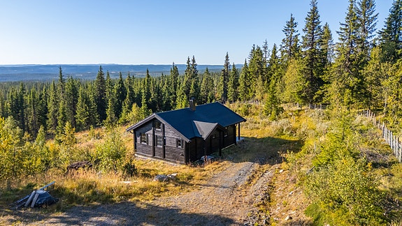 Eiendomsmegler Siri Lyseng Solberg presenterer denne eiendommen. Foto: Christine Stokkebryn