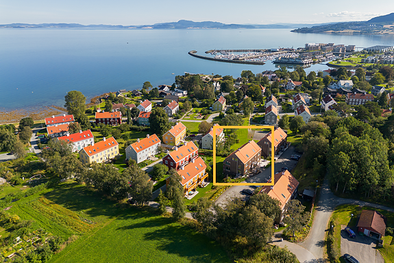Stor 1/4-part på hele 146m² BRA med særdeles attraktiv beliggenhet i Sjøvegen huseierlag.