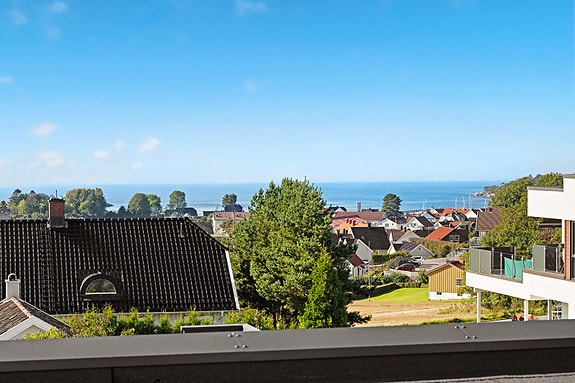 Fantastisk utsikt og sen kveldssol fra takterrassen - her ser man normalt til Lifjell