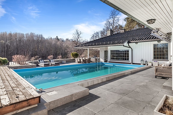 Uteområdet gjør at du får hus og hytte i ett - her trenger du ikke å reise bort i feriene for å få hvilepuls!