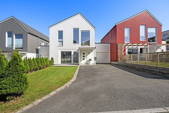 Breivikbakken 6 presenteres av Thea Langeland Solheim v. Proaktiv Eiendomsmegling.