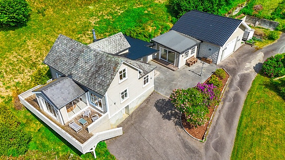 Velkommen til Revnavegen 54. Trivelig eiendom med svært Idyllisk plassering på en høyde med nydelig utsikt