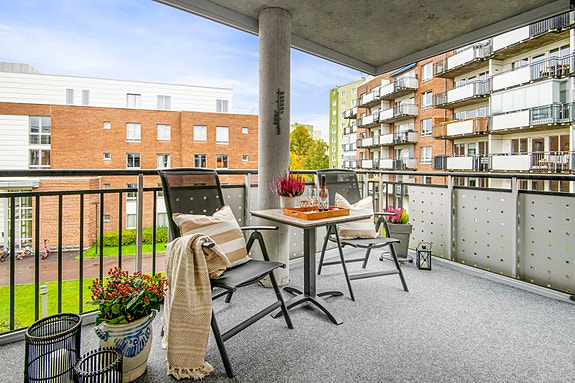 Sonja Damcevski Johansen v/Proaktiv Properties har gleden av å presentere Etterstadkroken 7 B - En lys og gjennomgående 4-roms endeleilighet i 3. etg. med heis, garasjeplass med lader for EL-Bil og utgang til sydvestvendt innglasset balkong!
