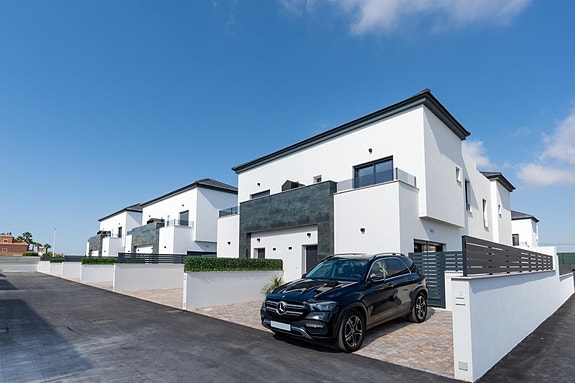 Rekkehus med 3 soverom | Hage og terrasse | Parkering for 2 biler | Flott fellesområde med basseng!