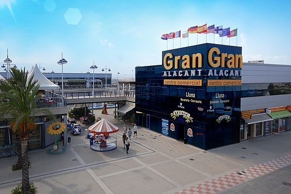 Rekkehus med 3 soverom | Hage og terrasse | Parkering for 2 biler | Flott fellesområde med basseng!