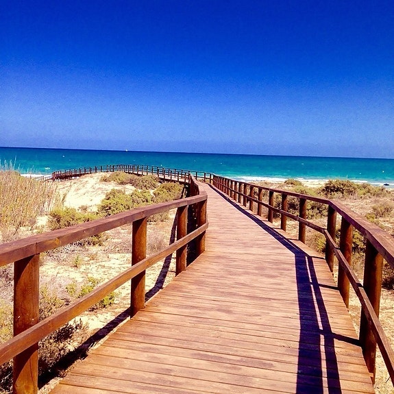 Rekkehus med 3 soverom | Hage og terrasse | Parkering for 2 biler | Flott fellesområde med basseng!